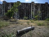 Xác một trái tên lửa ở Sievierodonetsk, miền Đông Ukraine (Ảnh: AP)