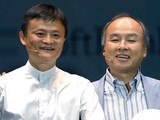 Masayoshi Son (phải) và Jack Ma tại một cuộc họp báo ở Maihama, Nhật Bản tháng 6/2020 (Ảnh: AP)