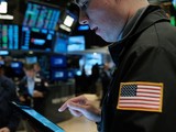 Thị trường chứng khoán Mỹ có phen "đỏ lửa" sau cuộc họp của FOMC (Ảnh: Getty)