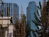Một dự án nhà chung cư đang được xây dựng dở dang ở Bắc Kinh (Ảnh: Reuters)