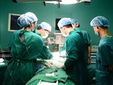 Các bác sĩ phẫu thuật cho nữ bệnh nhân nhập viện trong tình trạng khối u đã di căn. Ảnh: Bệnh viện Nội tiết Trung ương.