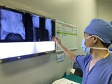 Các bác sĩ xem phim chụp của bệnh nhân. Ảnh: Bệnh viện Hữu nghị Việt Đức