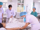 Các bác sĩ thăm khám bệnh nhân sau phẫu thuật. Ảnh: Bệnh viện Phong – Da liễu Trung ương Quy Hòa.