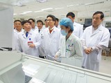 Phó Thủ tướng Vũ Đức Đam kiểm tra, đánh giá khả năng ứng phó với bệnh viêm đường hô hấp cấp do chủng virus corona (nCoV) mới gây ra tại Bệnh viện Bệnh Nhiệt đới Trung ương cơ sở 2. Ảnh: Bộ Y tế