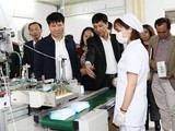 Thứ trưởng Bộ Y tế Trương Quốc Cường kiểm tra công tác sản xuất khẩu trang. Ảnh: Khánh Phương