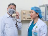 Thứ trưởng Bộ Y tế Nguyễn Trường Sơn điện đàm với bệnh nhân T.H.K. (người Mỹ gốc Việt, 73 tuổi, nhiễm nCoV) tại Bệnh viện Bệnh Nhiệt đới TP. Hồ Chí Minh. Ảnh: Vũ Mạnh Cường