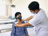 Bác sĩ thăm khám cho chị T. sau ca phẫu thuật. Ảnh: BVCC