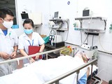 Bác sĩ tại Bệnh viện Hữu nghị Việt Đức điều trị hco bệnh nhân người Iraq. Ảnh: BVCC