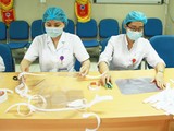 Các bác sĩ làm mũ bảo hộ chống COVID-19. Ảnh: Bệnh viện Hữu Nghị