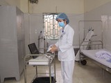 Nhân viên y tế Bệnh viện A Thái Nguyên khử trùng trang thiết bị phục vụ theo dõi, điều trị người bệnh tại phòng cách ly, Khoa Truyền nhiễm. Ảnh: Huy Toản