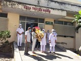 Các bệnh nhân được công bố khỏi bệnh tặng hoa cảm ơn tập thể các bác sĩ Khoa Truyền nhiễm, tại Bệnh viện Đa khoa tỉnh Bình Thuận. Ảnh: Phạm Hằng
