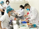 Bác sĩ tại Bệnh viện Hữu Nghị hiến máu vào sáng nay (14/4). Ảnh: BVCC