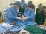 Các bác sĩ thực hiện ghép tạng cho bệnh nhân. Ảnh: Trung tâm Điều phối ghép tạng Quốc gia