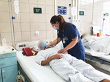 Bác sĩ chăm sóc cho bệnh nhân bị ngộ độc thuốc diệt chuột (Ảnh: BVCC)