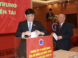 Quyền Bộ trưởng Bộ Y tế Nguyễn Thanh Long ủng hộ đồng bào miền Trung khắc phục hậu quả thiên tai (Ảnh: Tuấn Dũng)