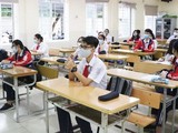 Học sinh đeo khẩu trang, ngồi giãn cách trong lớp học (Ảnh - Minh Thuý)