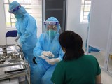 Nhân viên y tế thăm hỏi tình hình sức khoẻ của tình nguyện viên chuẩn bị tiêm vaccine (Ảnh - Tuấn Dũng)