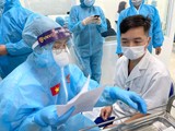 Nhân viên y tế kiểm tra hồ sơ chuẩn bị tiêm vaccine phòng COVID-19 (Ảnh - Tuấn Dũng)