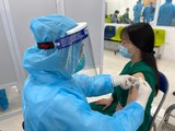 Nhân viên y tế tiêm vaccine phòng COVID-19 cho các y, bác sĩ (Ảnh - Tuấn Dũng)