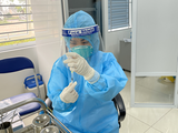 Nhân viên y tế chuẩn bị tiêm vaccine phòng COVID-19 (Ảnh - Tuấn Dũng)