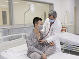 Bác sĩ khám cho bệnh nhân sau phẫu thuật lấy dị vật kim khí gây thủng màng tim (Ảnh - BVCC)