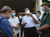 Thứ trưởng Đỗ Xuân Tuyên kiểm tra công tác phòng, chống dịch tại cửa khẩu Mộc Bài (Ảnh - Khôi Nguyễn)