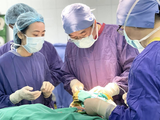 Các bác sĩ phẫu thuật loại bỏ dị vật cho bệnh nhân (Ảnh - BVCC)