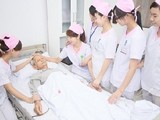 Điều dưỡng viên chăm sóc bệnh nhân (Ảnh minh hoạ)