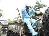 Chuẩn bị phun khử khuẩn phòng COVID-19 (Ảnh - Hoàng Anh)