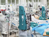 Nhiều bệnh nhân mắc COVID-19 nặng đang phải điều trị ở Khoa Hồi sức tích cực, Bệnh viện Bệnh Nhiệt đới Trung ương (Ảnh - Đặng Thanh)