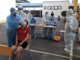 Nhân viên y tế lấy mẫu xét nghiệm COVID-19 cho người dân Bắc Giang (Ảnh - BYT)