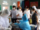 Thứ trưởng Bộ Y tế Nguyễn Trường Sơn và lãnh đạo Sở Y tế Bắc Giang kiểm tra công tác tiêm chủng tại huyện Lạng Giang (Ảnh - Đức Duy)