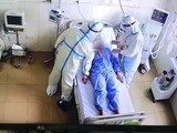 Bác sĩ điều trị cho bệnh nhân mắc COVID-19 nặng ở Trung tâm hồi sức tích cực tại Bệnh viện Tâm thần tỉnh Bắc Giang (Ảnh - Ngọc Mai)