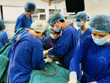 Các bác sĩ phẫu thuật cấp cứu cho bệnh nhân (Ảnh - BVCC)