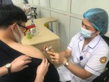 Nhân viên y tế tiêm vaccine phòng COVID-19 cho tình nguyện viên (Ảnh - BYT)
