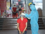 Nhân viên y tế lấy mẫu xét nghiệm COVID-19 cho người dân ở phường Phan Đình Phùng (Ảnh - TNTV)