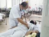PGS.TS. Đỗ Duy Cường thăm khám cho bệnh nhân tại Trung tâm bệnh nhiệt đới, Bệnh viện Bạch Mai (Ảnh - BVCC)