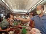 Kiểm tra nhiệt độ của người dân tại chợ Ngọc Hà (Ảnh - UBND Quận Ba Đình)