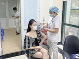 Hoa khôi khoe được tiêm vaccine phòng COVID-19 ở Bệnh viện Hữu Nghị (Ảnh - FB)