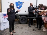 Phó Tổng thống Mĩ Kamala Harris tới Viện Vệ sinh Dịch tễ Trung ương sáng nay (Ảnh: Reuters)
