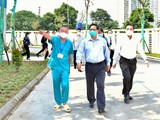 Thủ tướng trực tiếp kiểm tra Bệnh viện dã chiến điều trị COVID-19 thuộc BV Đại học Y Hà Nội (Ảnh - VGP/Nhật Bắc)