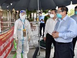 Thủ tướng kiểm tra tình hình tại ngõ 328 đường Nguyễn Trãi, ổ dịch nóng nhất tại Hà Nội thời gian qua - Ảnh: VGP/Nhật Bắc