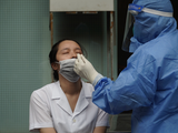 Nhân viên y tế được lấy mẫu xét nghiệm COVID-19 ở Bệnh viện Hữu nghị Việt Đức (Ảnh - Minh Nhân)