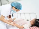Bác sĩ khám cho trẻ mắc sốt xuất huyết đang điều trị tại Trung tâm Bệnh Nhiệt đới - Bệnh viện Nhi Trung ương (Ảnh - BVCC)