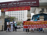 Các bác sĩ, nhân viên y tế của Bệnh viện Tuệ Tĩnh tiếp tục biểu tình vào chiều nay (Ảnh - Minh Nhân)