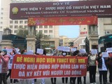 Hơn 40 y bác sĩ xuống đường cầm băng rôn "cầu cứu" vì bị nợ lương suốt 8 tháng (Ảnh - Soha)