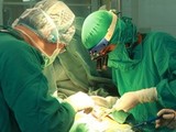 Nam thanh niên bị tấm bê tông đè dập tim, suýt tử vong