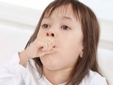 Bé gái 16 tháng tuổi bị hóc 7 chiếc xương cá. Ảnh minh họa: Internet
