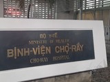 Bác sĩ Trưởng khoa Bệnh Nhiệt đới BV Chợ Rẫy hướng dẫn cách súc miệng đúng, phòng chống và ngăn phát tán COVID-19. Ảnh: N.T