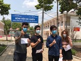 Hơn 2 tuần điều trị, 4 bệnh nhân ở BV Dã chiến Củ Chi được xuất viện. Ảnh: BVCC